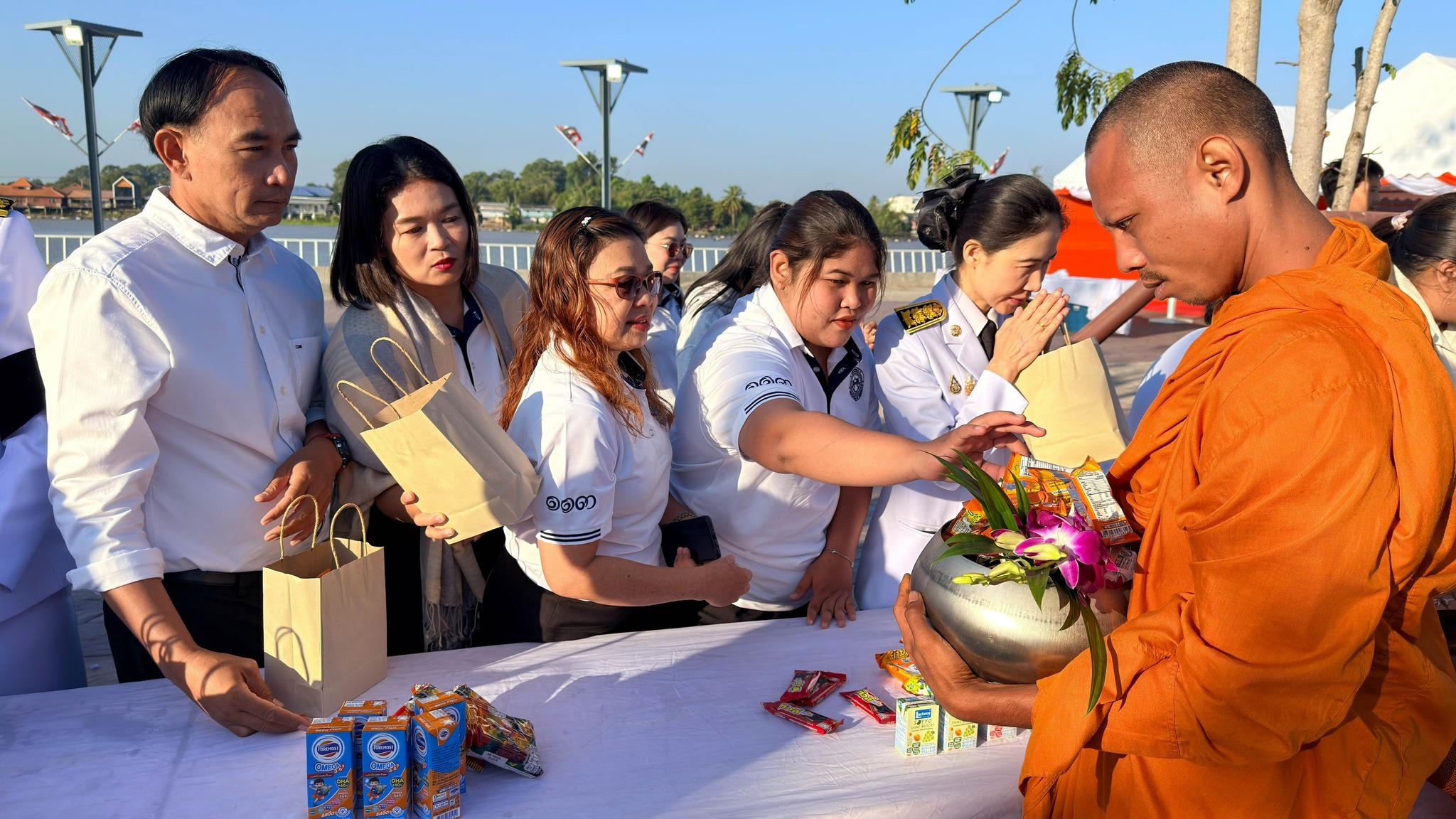 พิธีเจริญพระพุทธมนต์และพิธีทำบุญตักบาตรถวายพระราชกุศล เนื่องในโอกาสวันคล้ายวันประสูติสมเด็จพระเจ้าลูกเธอ เจ้าฟ้าสิริวัณณวรี น